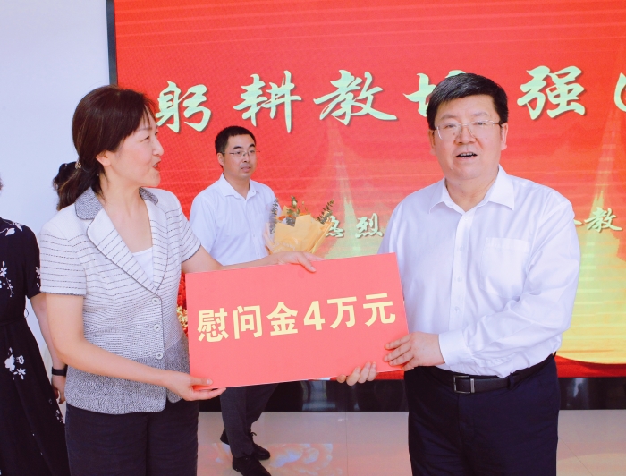 市委書記任澤鋒、市人大常委會主任陳儒江一行蒞臨淮南衛(wèi)生學(xué)校開展教師節(jié)慰問活動