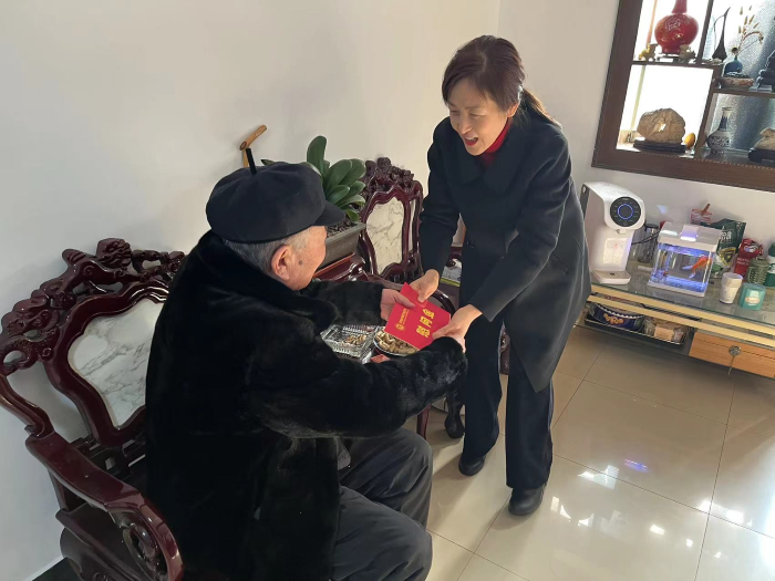 學(xué)校開展新年走訪慰問活動(dòng)