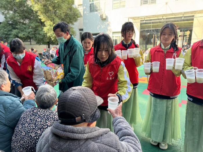 銀齡守護 青春同行 ——我校志愿者走進敬老院，傳遞溫暖關懷